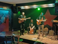 Wirt Jakob Palm (links) mit Band im Kuckucksnest