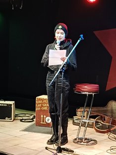 Anna Stanggassinger, Vorstandsmitglied von Berchtesgaden gegen Rechts - für Vielfalt und Demokratie e.V. bei ihrer Dankesrede